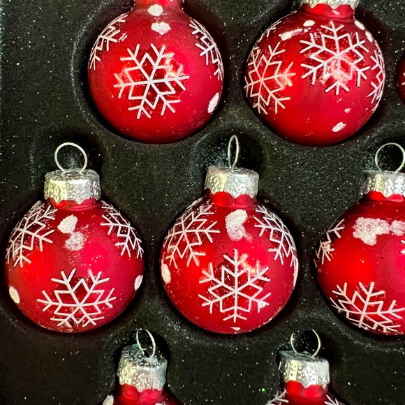 10 Christmas Red Glass Ball Ornaments White Glitter Snowflakes - Picture 6 of 7